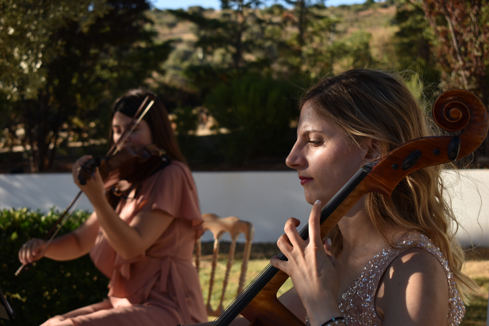 Duo di donne performs at a wedding.